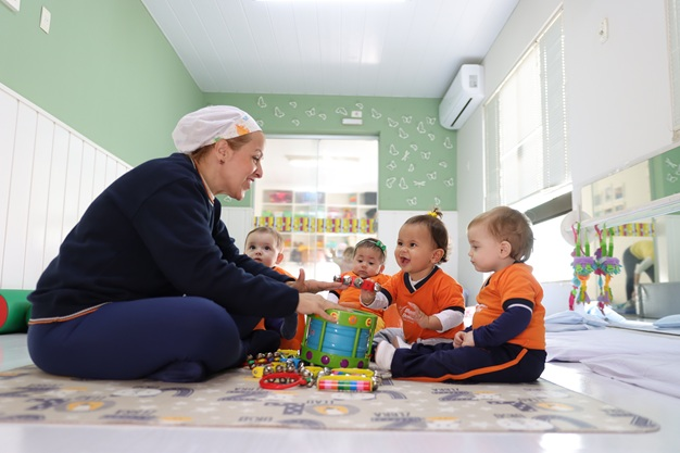 Crianças participando de uma atividade de musicalização na Educação Infantil da Escola Magnus Domini
